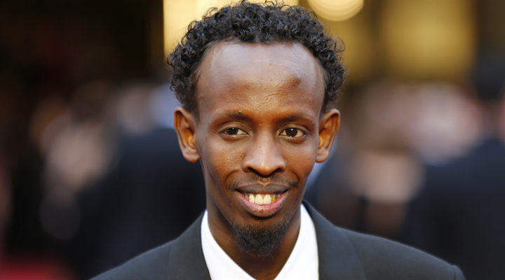 Barkhad Abdi posando en una alfombra roja