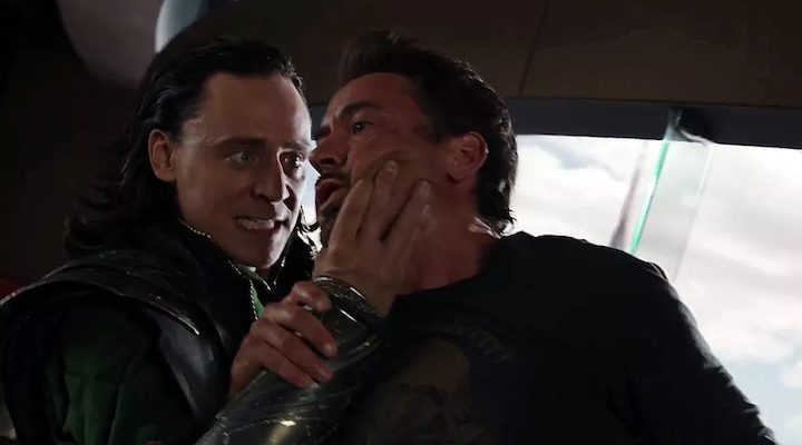 Robert Downey Jr. y Tom Hiddleston en 'Los Vengadores'