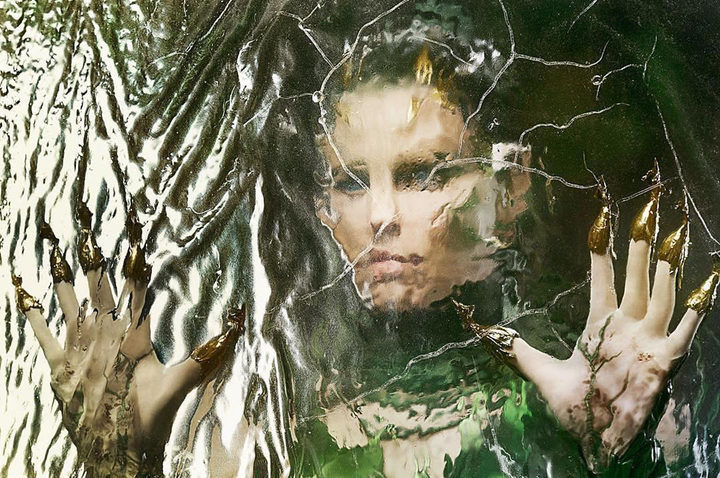 Elizabeth Banks como Rita Repulsa