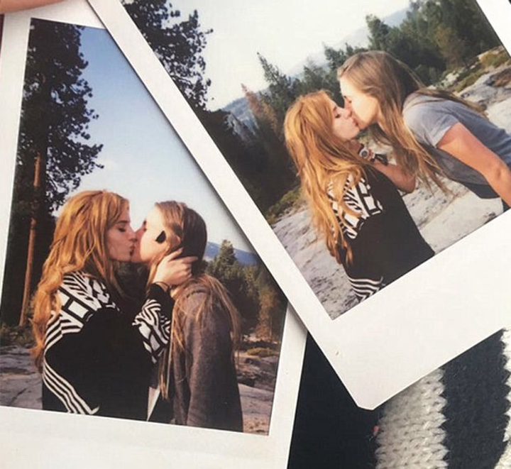  Bella Thorne besando a una chica