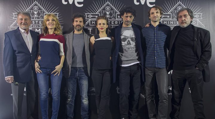 Reparto de 'El Ministerio del Tiempo' con Javier Olivares