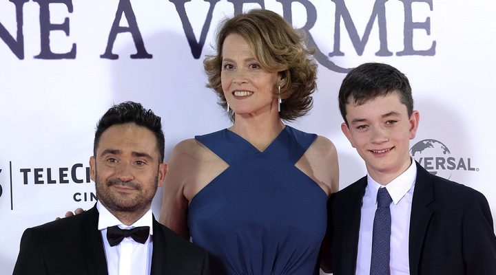  Juan Antonio Bayona, Sigourney Weaver y Lewis MacDougall en la premiere de 'Un monstruo viene a verme'