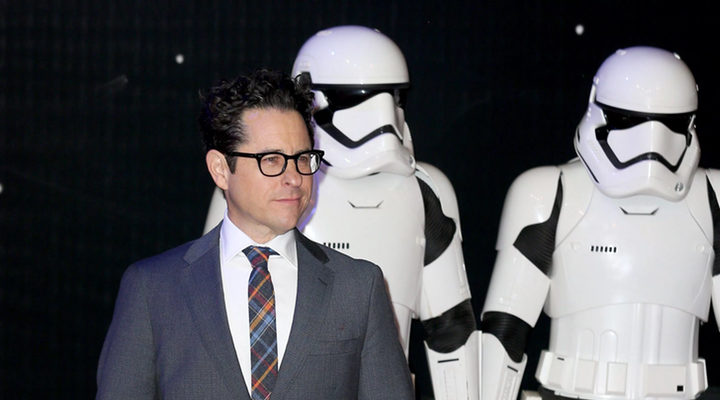 J.J. Abrams posando junto a soldados de la Primera Orden