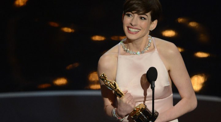 Anne Hathaway recibe el Oscar