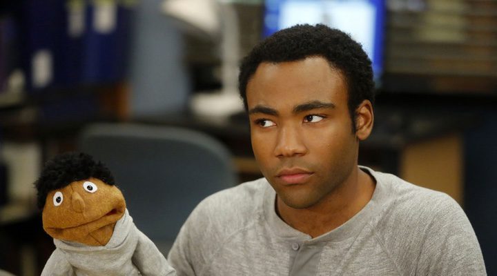 Donald Glover con una marioneta de sí mismo