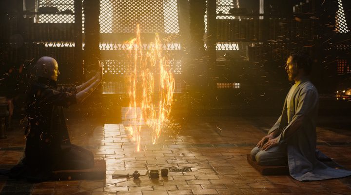 Tilda Swinton y Benedict Cumberbatch en 'Doctor Strange: Hechicero Supremo' '