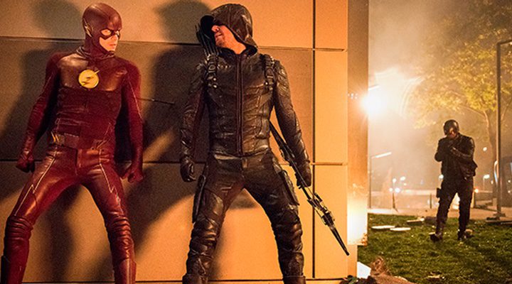  Arrow y The Flash escondiéndose de los Dominadores