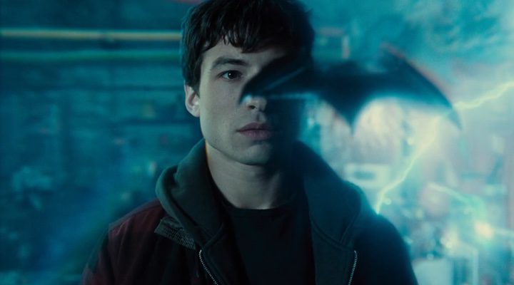 Ezra Miller como Flash