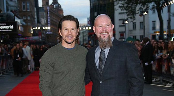  Mark Wahlberg (izq.) y Mike Williams (dcha.) en la premiere de 'Marea Negra' en Londres