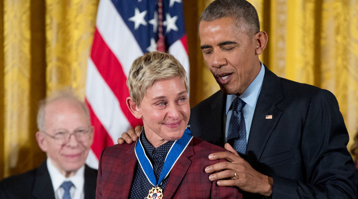 Ellen DeGeneres recibiendo la medalla a manos de Obama