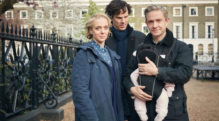  Mary y John Watson junto a bebé, al que Sherlock Holmes mira con cara de extrañeza