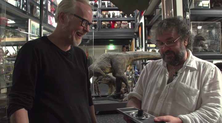 Peter Jackson le muestra su colección a Adam Savage