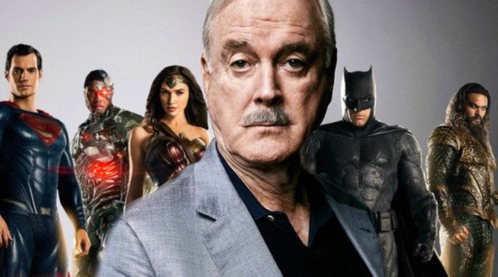 John Cleese y los superhéroes de DC