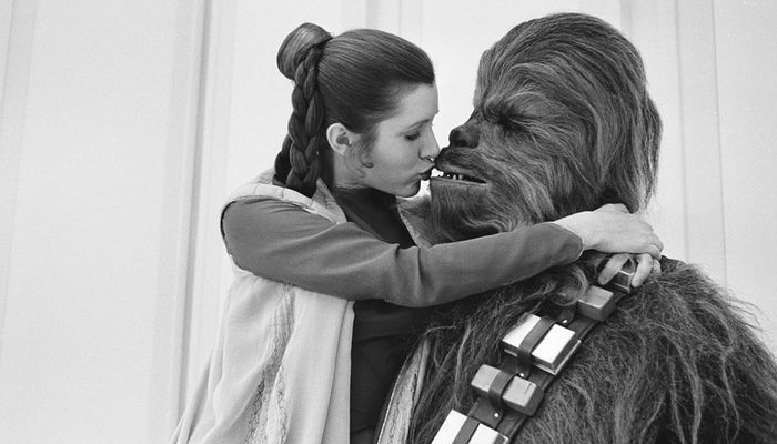 Carrie Fisher y Peter Mayhew como Leia y Chewbacca en 'Star Wars'