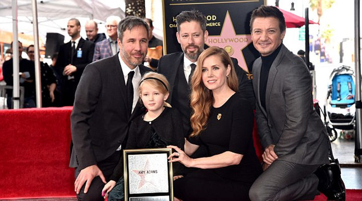 Amy Adams con su familia recibiendo la estrella del paseo de la fama