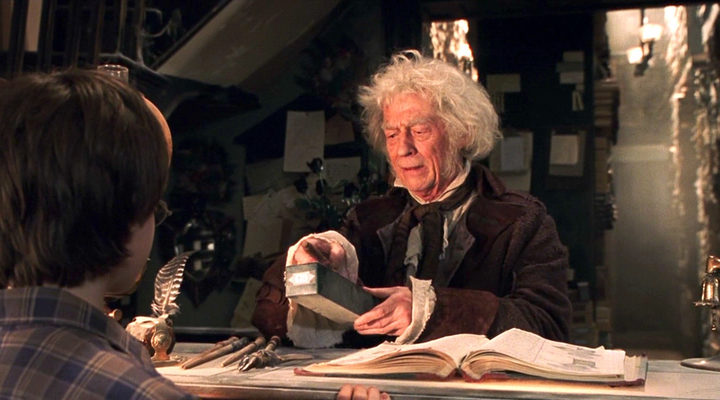 John Hurt como el señor Ollivander en 'Hary Potter y la Piedra Filosofal'