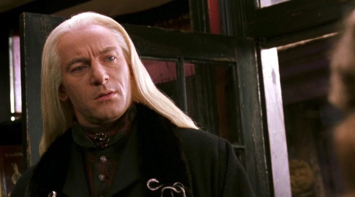 Jason Isaacs como Lucius Malfoy