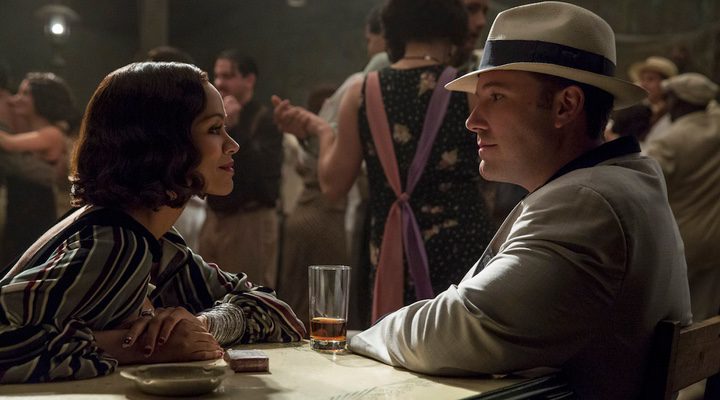 Ben Affleck y Zoe Saldana en 'Vivir de noche'