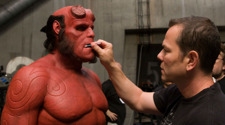 Retoques de maquillaje a Ron Perlman como Hellboy