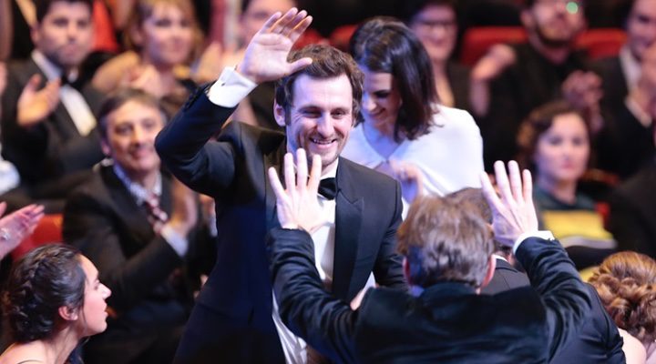 Raúl Arévalo celebrando en los Goya 2017