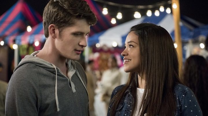 Brett Dier y Gina Rodriguez en 'Jane the Virgin'