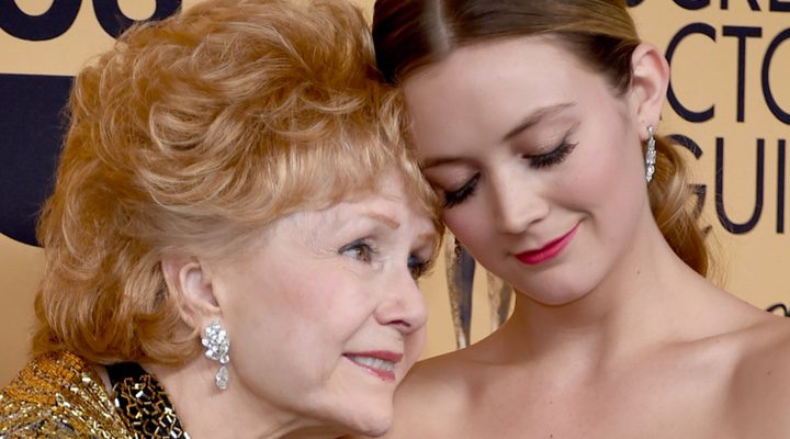  Billie Lourd junto a su abuela, la actriz Debbie Reynolds