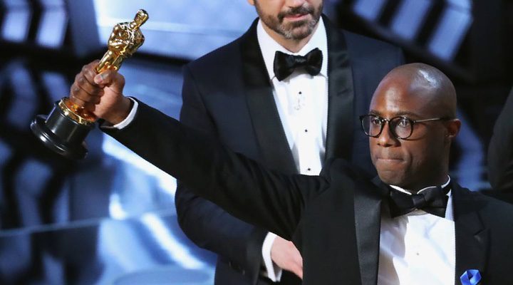 Barry Jenkins recogiendo el premio