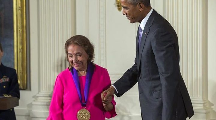  La actriz Miriam Colón recoge la Medalla Nacional de las Artes entregada por Barack Obama