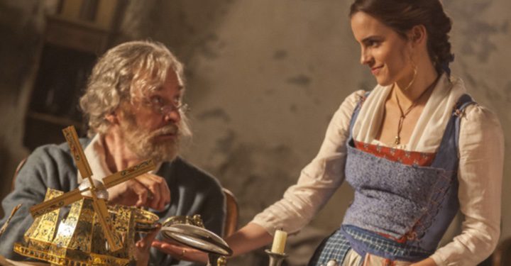  Maurice (Kevin Kline) y Bella (Emma Watson) en 'La Bella y la Bestia'