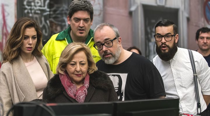 Álex de la Iglesia con parte del elenco de 'El bar'