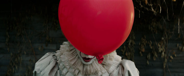 Pennywise tras su globo rojo