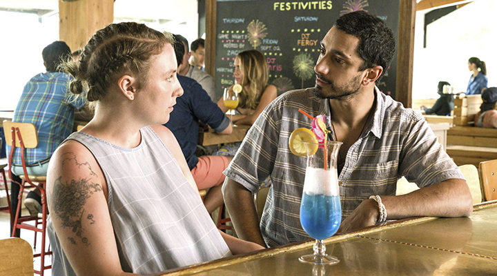 Lena Dunham y Riz Ahmed en 'Girls'