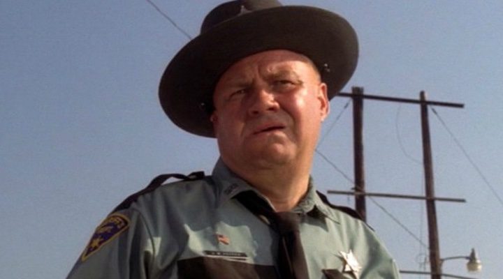  Clifton James como el sheriff J.W. Pepper