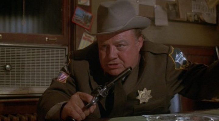  Clifton James en 'Vive y deja morir'