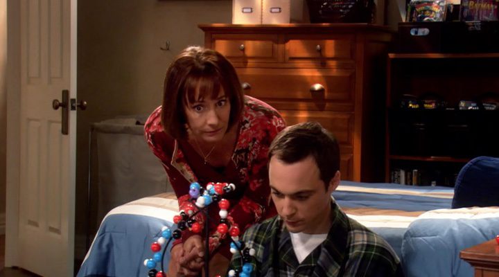  Sheldon y su madre, interpretada por Laurie Metcalf