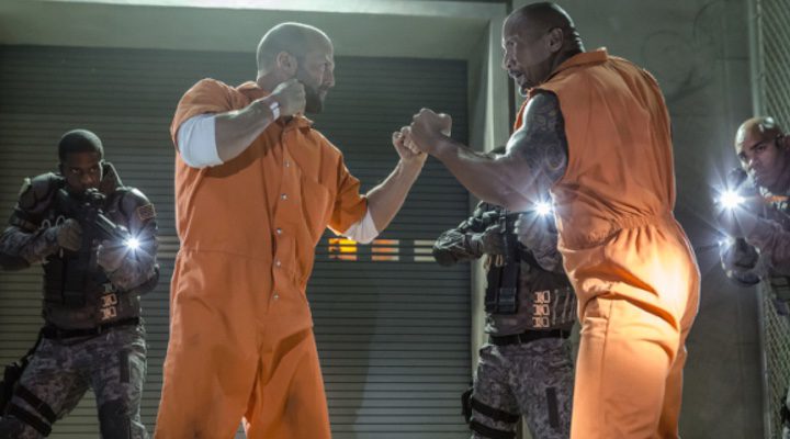 Dwayne Johnson y Jason Statham durante una escena en el rodaje de 'Rápidos y furiosos 8'