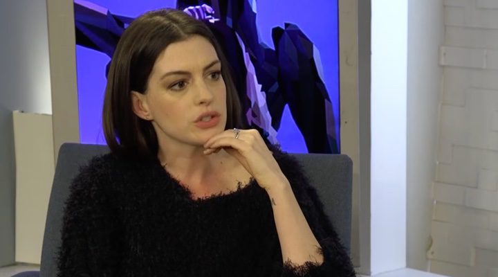  Anne Hathaway durante la entrevista en 'Popcorn With Peter Travers'