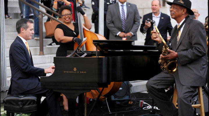  Eric Garcetti tocando el piano