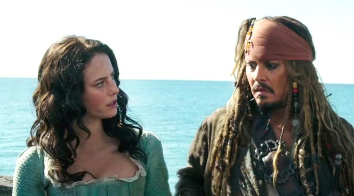  Kaya Scodelario y Johnny Depp en 'Piratas del Caribe: La venganza de Salazar'