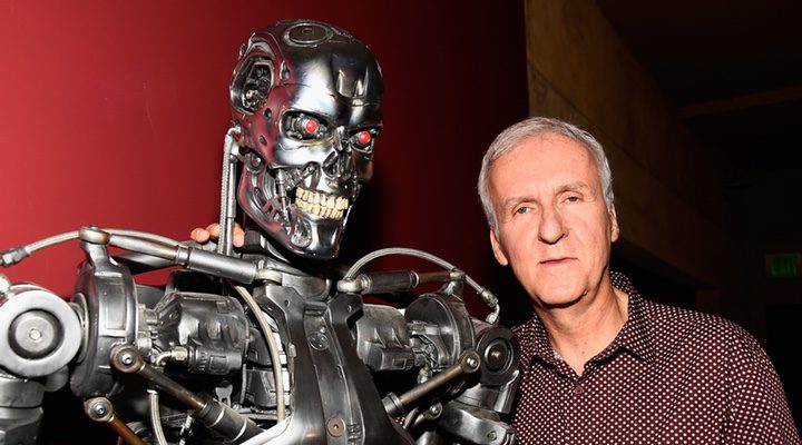  James Cameron posando con el mítico robot de 'Terminator'