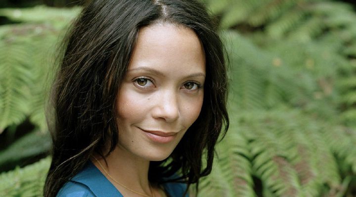 Thandie Newton posando