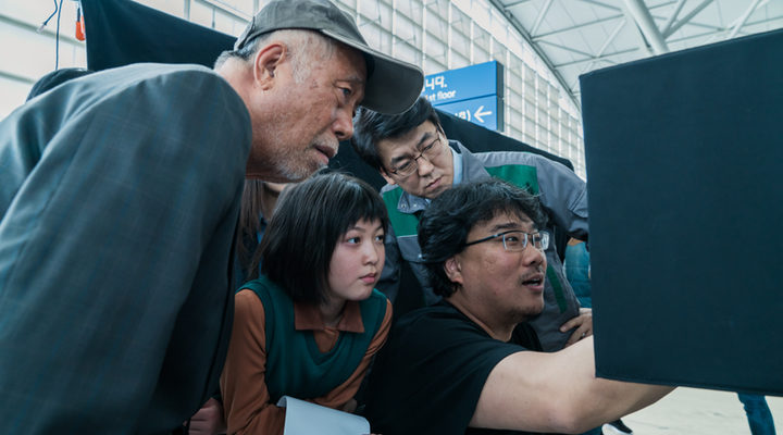 Bong Joon Ho dirigiendo al reparto de 'Okja'