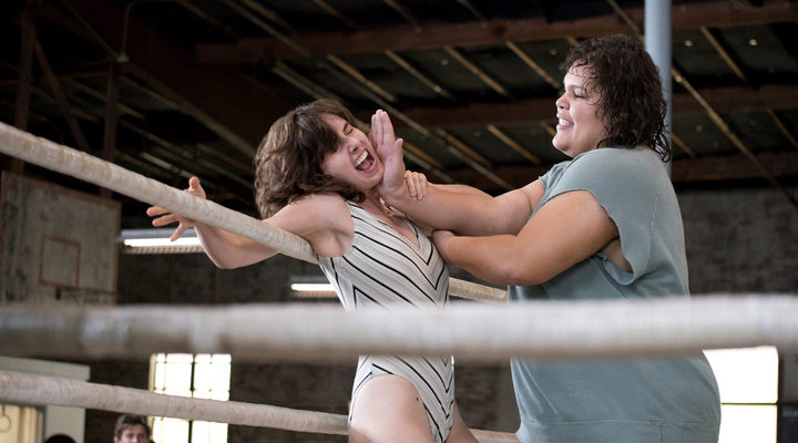 =Alison Brie y Britney Young en 'Glow'