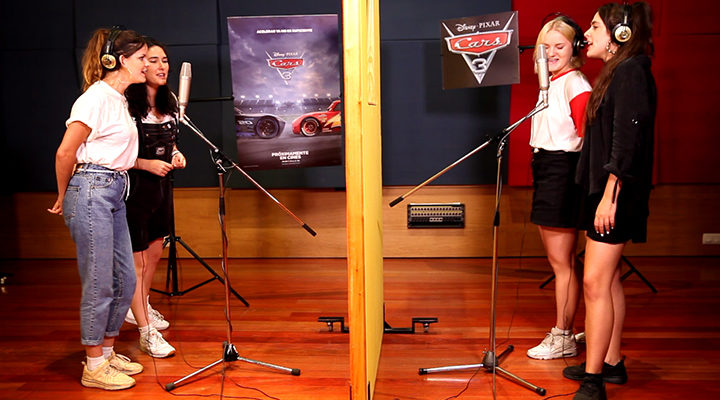 Hinds grabando la canción de 'Cars 3'