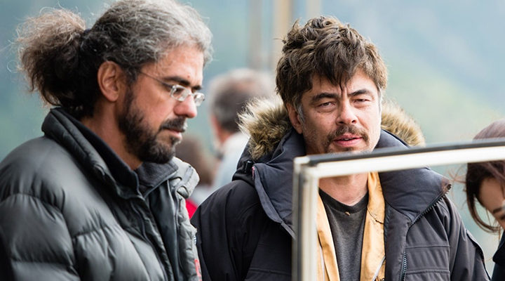 Fernando León de Aranoa y Benicio del Toro durante el rodaje de 'Un día perfecto'