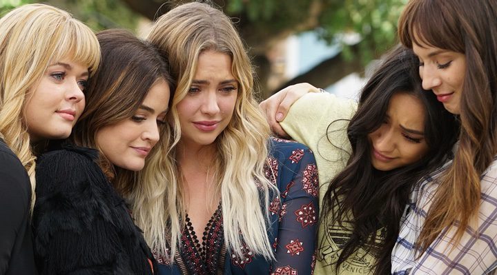  Las protagonistas de 'Pretty Little Liars' se abrazan al final de la serie