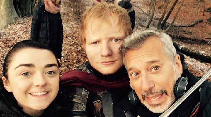 Jeremy Podeswa, Maisie Williams y Ed Sheeran durante el rodaje de 'Juego de Tronos'