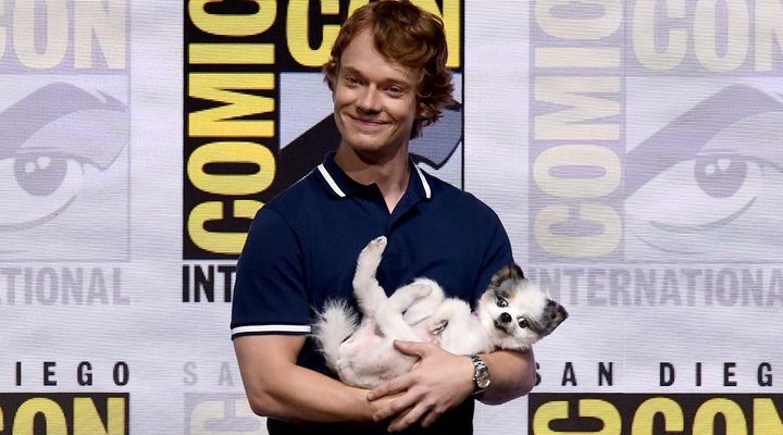 Alfie Allen con su cachorro Abby en la Comic-Con