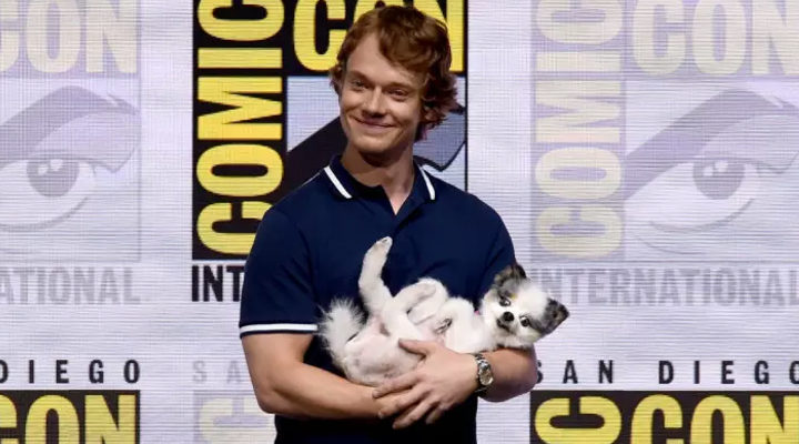 Alfie Allen con su perro