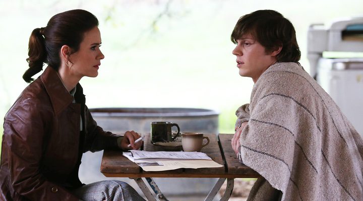 Sarah Paulson y Evan Peters en 'Asylum'